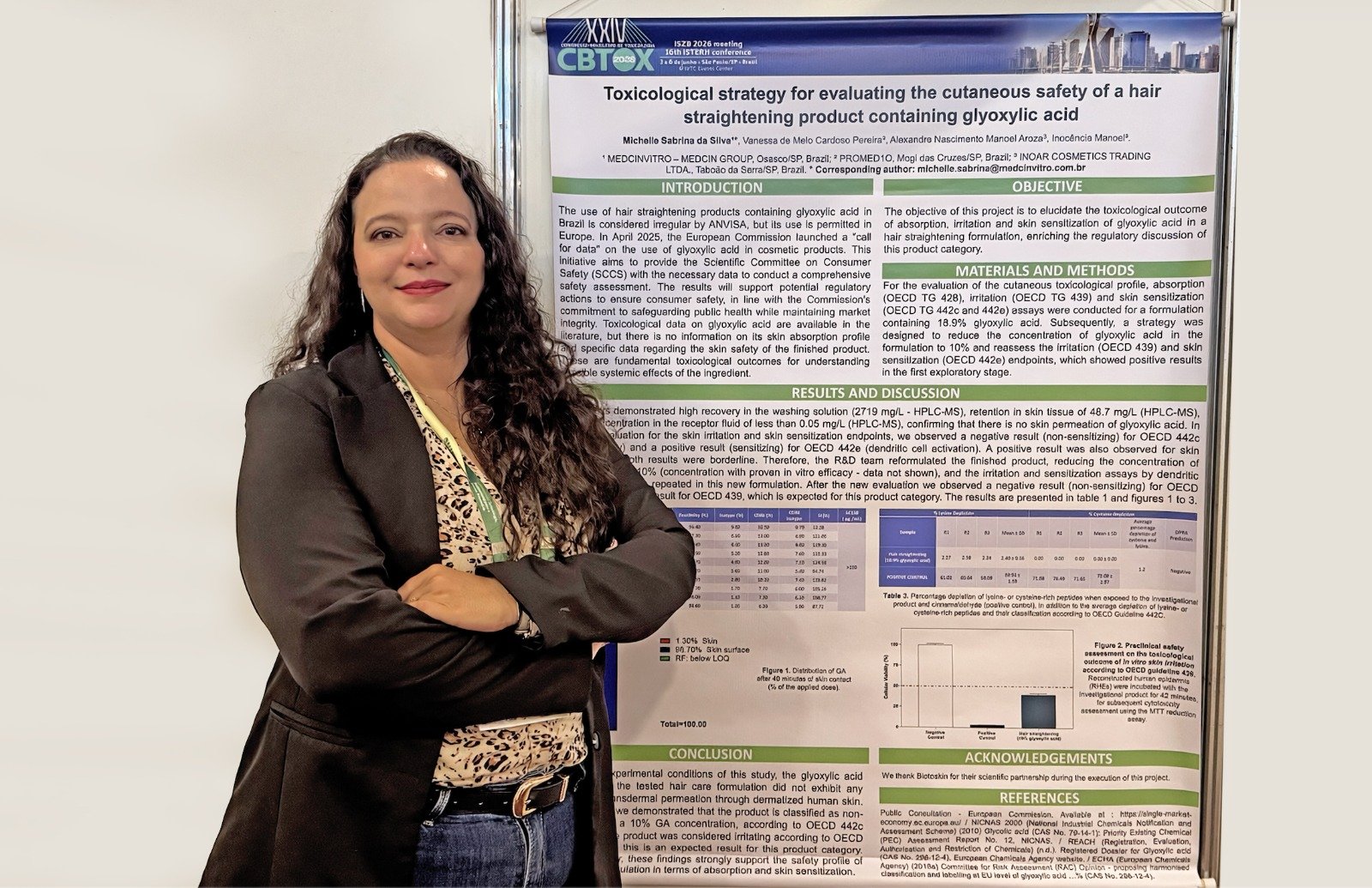 Dra. Michelle Sabrina da Silva ao lado do pôster do estudo sobre ácido glioxílico no CBTOX 2026.