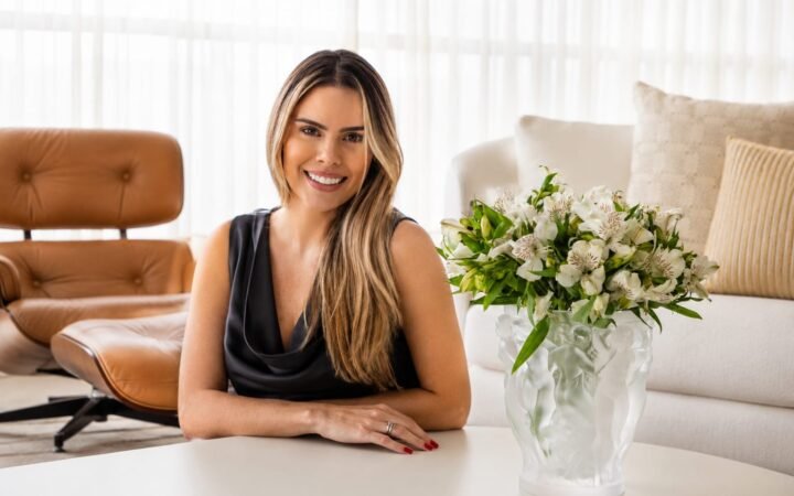 Camila Pimenta destaca que, no mercado de alto padrão, a decisão se orienta pela forma como o espaço responde ao uso real ao longo dos dias.