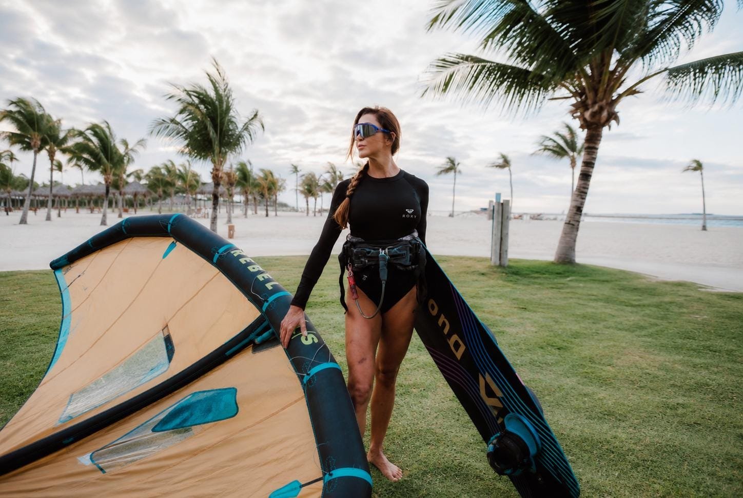 A influenciadora Tayane Dalazen aproveita o kitesurf no Carnaúba Wind House, em Preá (CE).