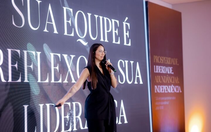 Lara Andrade, proprietária do Studio Andrade, cliente da Belasis, empresa especializada em soluções de gestão para negócios do setor de beleza.