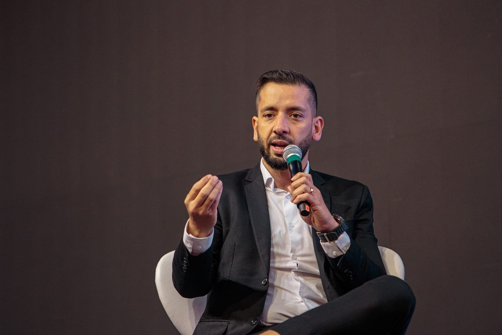 Carlos Guerra Jr., fundador da OmniAI, trabalha para evitar a amnésia corporativa e garantir que as empresas não percam inteligência.