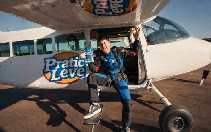 Pratic Leve desafia Rezende a comer uma pipoca durante um salto de paraquedas; ação leva a publicidade para outro nível.