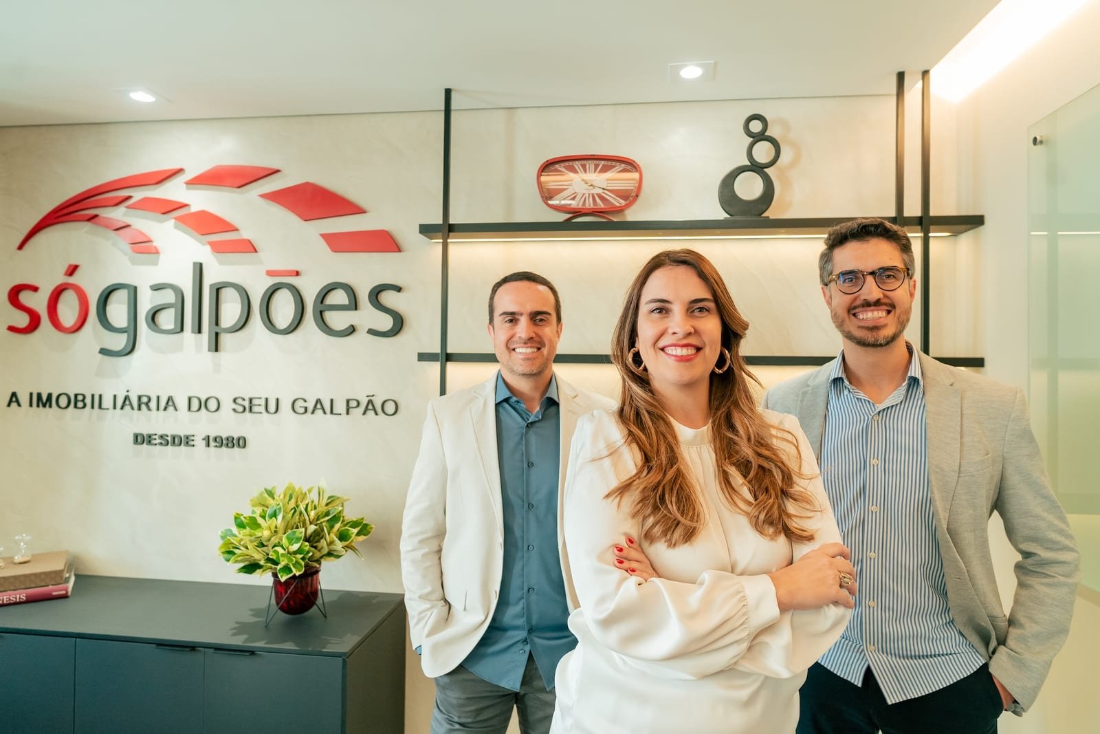 A segunda geração de diretores da Só Galpões: Tadeu Drumond, Camila Drumond e Tiago Drumond.