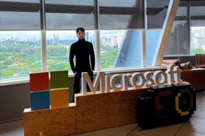 Byel durante visita a um ambiente corporativo ligado ao setor de tecnologia.