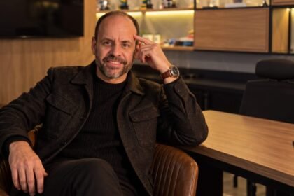 Hugo Belo, CEO e sócio co-fundador da 4Selet, fintech de plataforma de pagamento para produtor digital, na sala executiva do escritório da empresa em Goiânia.