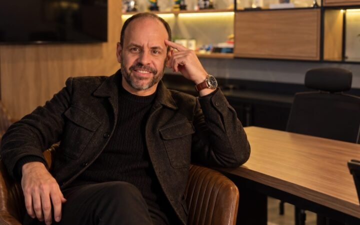 Hugo Belo, CEO e sócio co-fundador da 4Selet, fintech de plataforma de pagamento para produtor digital, na sala executiva do escritório da empresa em Goiânia.