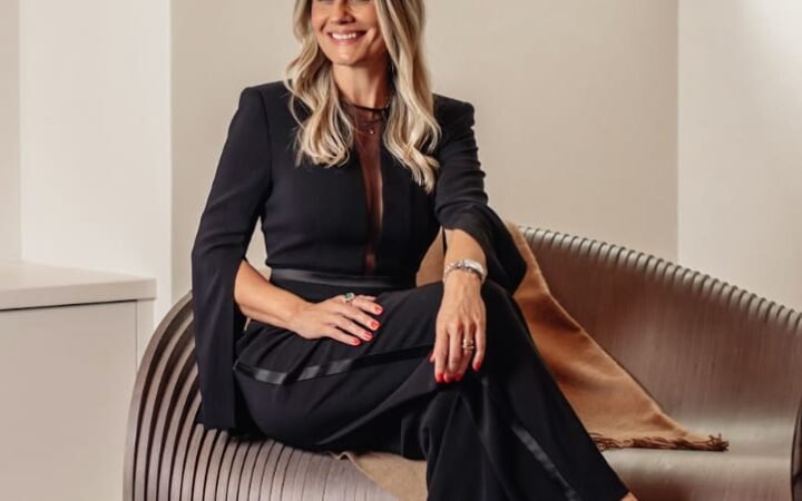 Andria Tagliari consolida sua atuação no design de luxo com projetos que unem rigor técnico, estética refinada e elevação do valor percebido dos imóveis