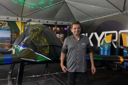 Urandir Fernandes de Oliveira, presidente de Dakila Pesquisas, ao lado do Skyros durante a 86ª Expogrande 2026.