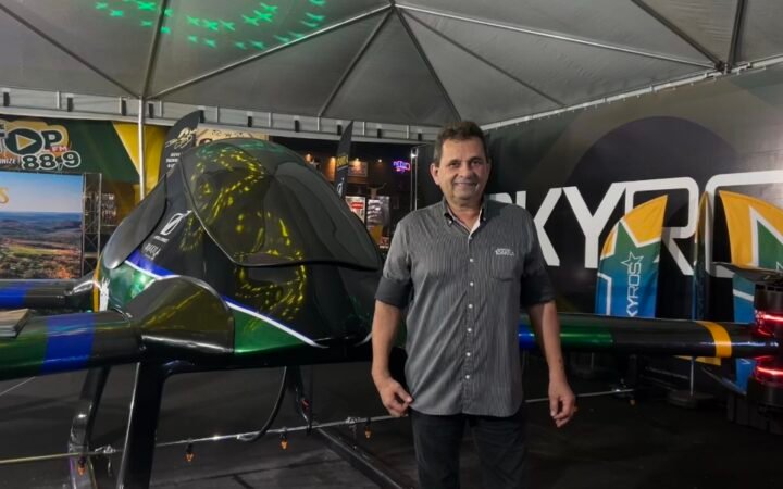 Urandir Fernandes de Oliveira, presidente de Dakila Pesquisas, ao lado do Skyros durante a 86ª Expogrande 2026.