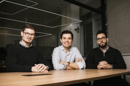 Henrique Harff (à esq.), Vinicius Tondin e João Victor Lins, da Ousen, hub de soluções comerciais para escritórios de advocacia.