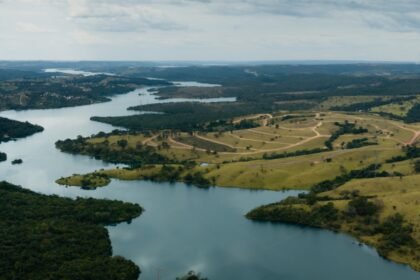 A gleba da Fazenda do Lago debruçada sobre o Lago Corumbá IV: o endereço desenhado para o fim de semana.