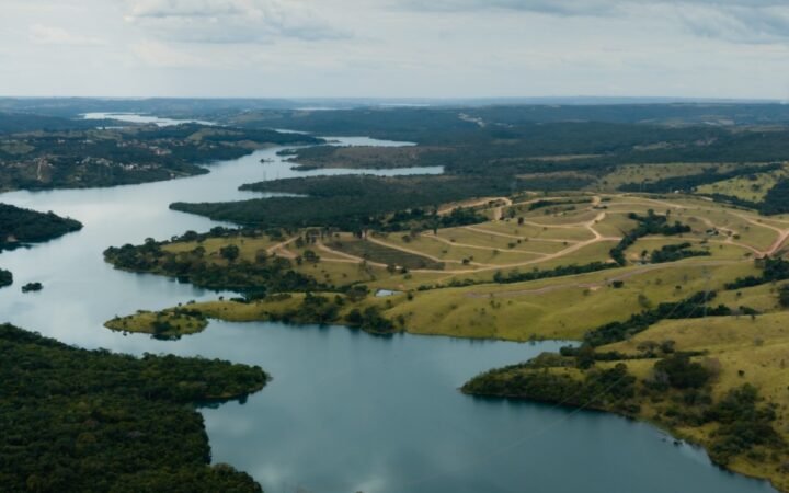 A gleba da Fazenda do Lago debruçada sobre o Lago Corumbá IV: o endereço desenhado para o fim de semana.