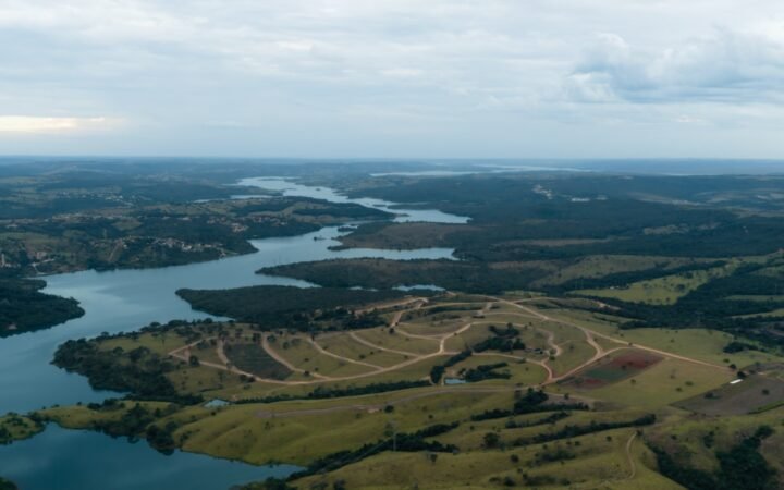 Vias abertas na gleba da Fazenda do Lago, às margens do Corumbá IV: a infraestrutura avança antes da ocupação