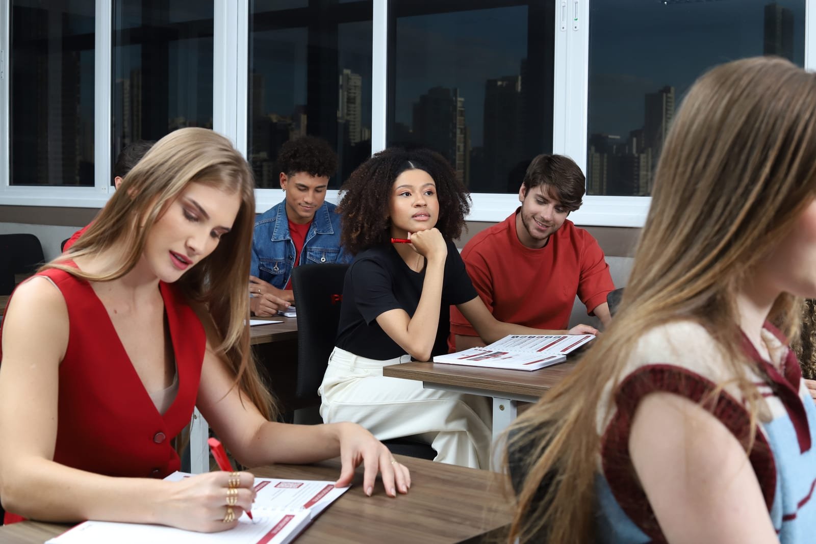Alunos durante atividade em sala de aula do IPOG, em um ambiente de aprendizado.