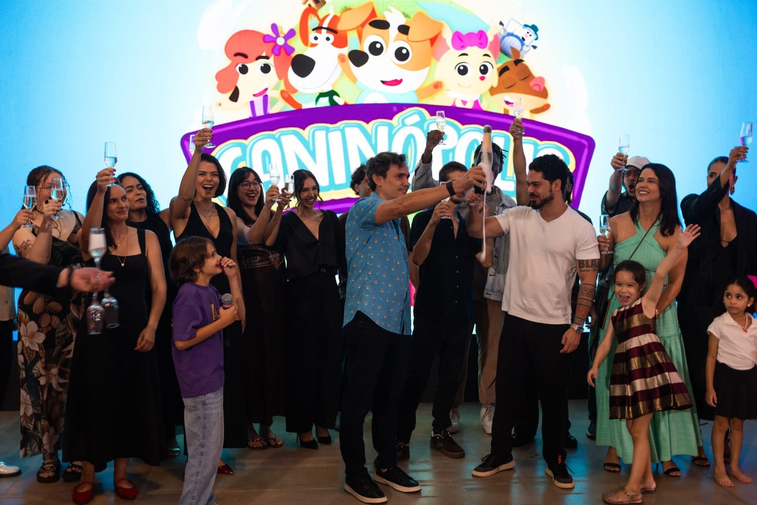 Caninópolis celebrou 1 milhão de inscritos no YouTube e ganhou as placas de Disco de Ouro e Disco de Platina.