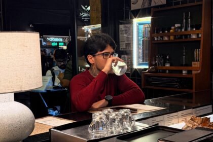 Byel em momento descontraído durante uma visita a um estabelecimento gastronômico.