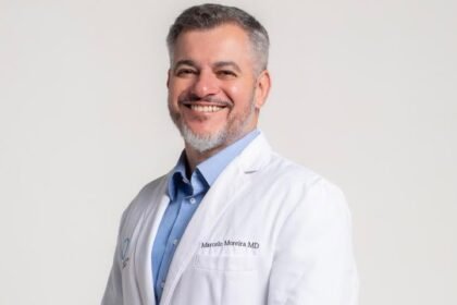 Dr. Marcelo Moreira realiza o lifting endoscópico para esconder as cicatrizes e cuidar da pele.