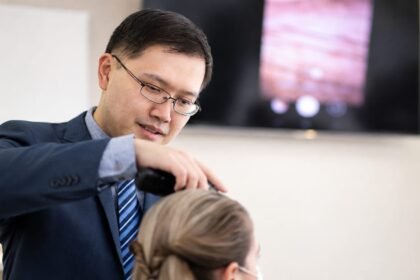 Dr. Paulo Lu Tai Zon usa a técnica FUE e considera a anatomia e as proporções do rosto.